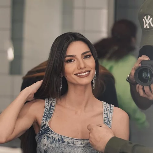 Η Ηλιάνα Παπαγεωργίου φόρεσε το stylish πουκάμισο που δεν θα αποχωριστούμε φέτος το καλοκαίρι