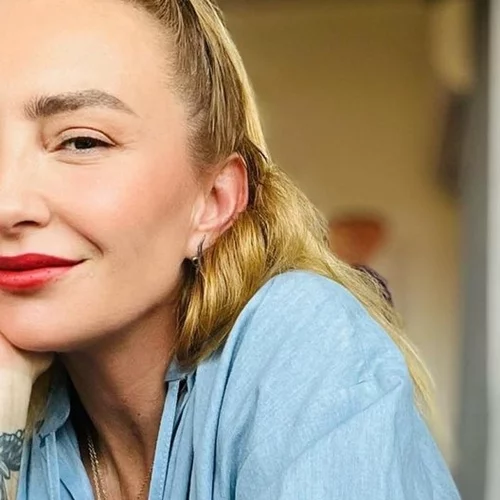 Η Ειρήνη Τότσικα μοιάζει με τη μητέρα της ακόμα και στο στιλ | Η γλυκιά φωτογραφία αγκαλιά με το σκυλάκι της