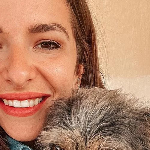 Η Εριέττα Κούρκουλου - Λάτση κάνει ορειβασία έχοντας αγκαλιά τον γιο της