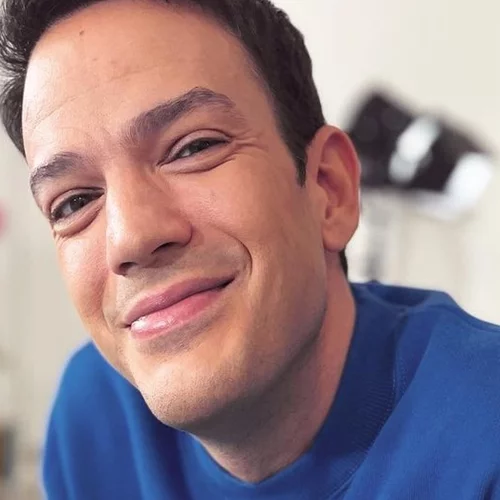 Μίνως Θεοχάρης | "Να βλέπουμε gay φιλιά στην τηλεόραση, χρειαζόμαστε ορατότητα"