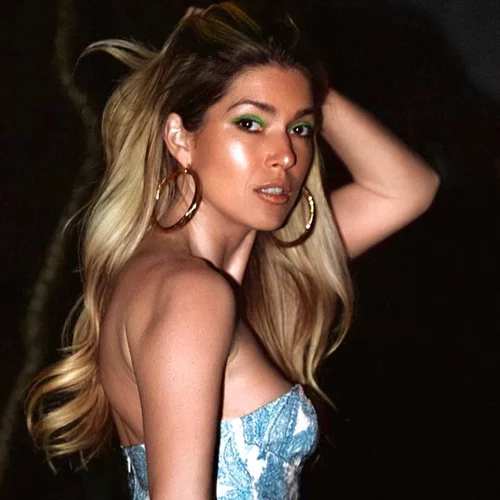 Η Βάσια Κωσταρά ακολουθεί το tip της Bella Hadid για τις σακούλες κάτω από τα μάτια