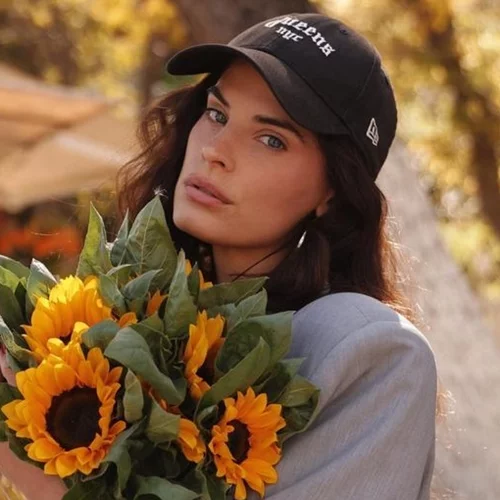 Η Χριστίνα Μπόμπα φοράει το κατακόκκινο μπικίνι της και ποζάρει χωρίς φίλτρα και ρετούς, δείχνοντάς μας το πραγματικό, υπέροχο σώμα της