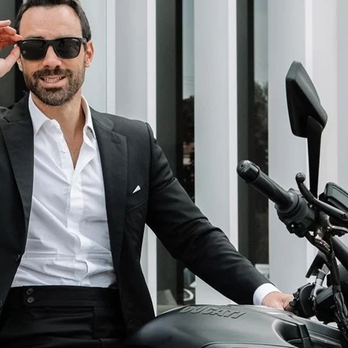 Ο Σάκης Τανιμανίδης σε τροχαίο με τη μηχανή του