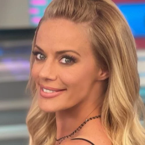 Η Ζέτα Μακρυπούλια έβαψε τα νύχια της στο πιο όμορφο καλοκαιρινό χρώμα