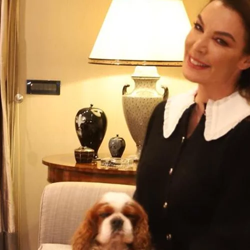 Η Τατιάνα Στεφανίδου ποζάρει ξανά στο υπερπολυτελές σπίτι της αγκαλιά με το σκύλο της