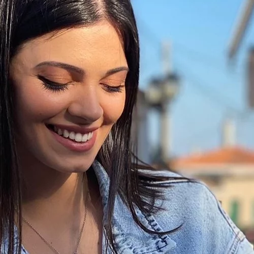 Τζένη Καζάκου | Η cool εμφάνιση με crop top στο πλευρό του πατέρα της, Κωνσταντίνου Καζάκου