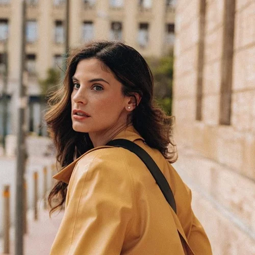 Η Χριστίνα Μπόμπα σου δείχνει πώς να φορέσεις το crop top το φθινόπωρο