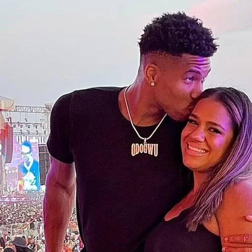 Ο Γιάννης Αντετοκούνμπο σε χαλαρή βόλτα στην Αθήνα λίγο πριν το γάμο του