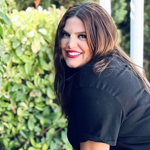 Δανάη Μπάρκα | Ποζάρει με ολόσωμο μαγιό στο μπαλκόνι του σπιτιού της και μας δείχνει το σώμα της όπως ακριβώς είναι