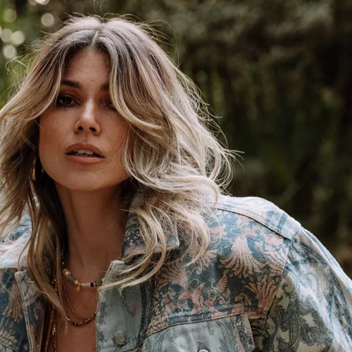 Η Βάσια Κωσταρά "αγκαλιάζει" τα σημάδια στο σώμα της | Ποζάρει με μαγιό και μας δείχνει την τομή από το χειρουργείο της