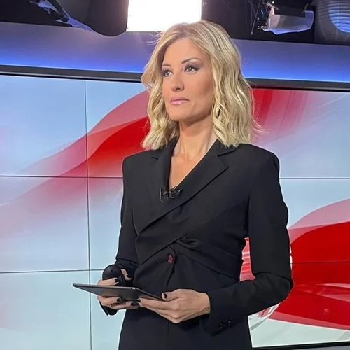 Η Ράνια Τζίμα φωτογραφίζει την πανέμορφη κόρη της, Ελένη, στη Νίσυρο