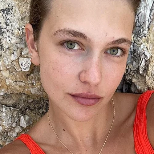 Κλέλια Ανδριολάτου | Η νέα φωτογραφία της με μπικίνι μοιάζει σαν σκηνή από τη "Γαλάζια Λίμνη"