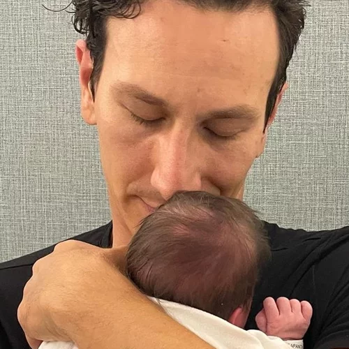 Μιχάλης Σαράντης | "Πλέω σε πελάγη ευτυχίας που έχω την ιδιότητα του πατέρα. Νομίζω φαίνεται στο πρόσωπό μου"