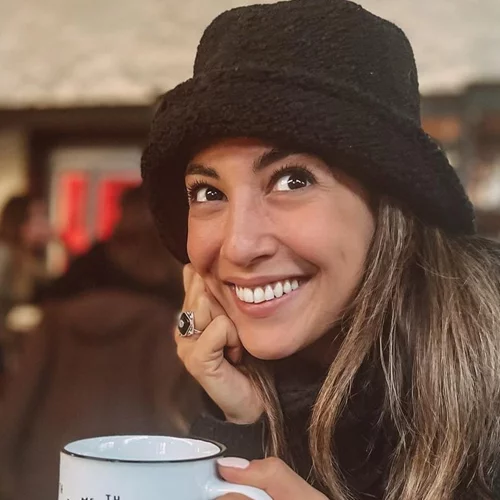 Το μπάνιο και η κουζίνα της Ευγενίας Σαμαρά είναι βγαλμένα από ρετρό παραμύθι