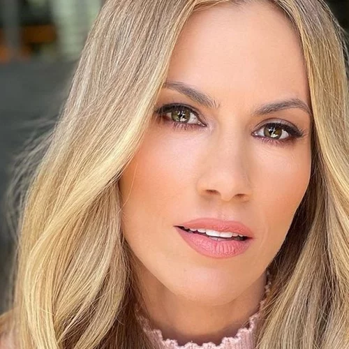 Αγνώριστη η Ντορέττα Παπαδημητρίου με καστανά καρέ μαλλιά