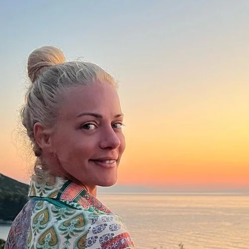 Η Ζέτα Μακρυπούλια βούτηξε στη θάλασσα | Οι υπέροχες φωτογραφίες με μαγιό