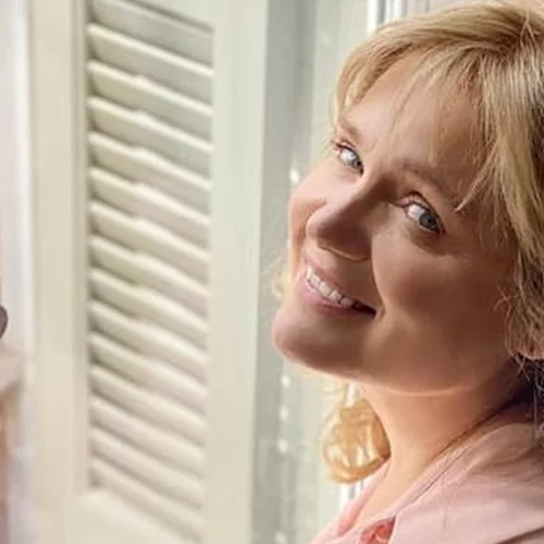 Μαρία Καβογιάννη | "Φοβήθηκα πάρα πολύ στην πρώτη μου απόπειρα. Σκεφτόμουν ότι η φωνή μου μπορεί να παραπέμψει σε κάτι πολύ κωμικό"