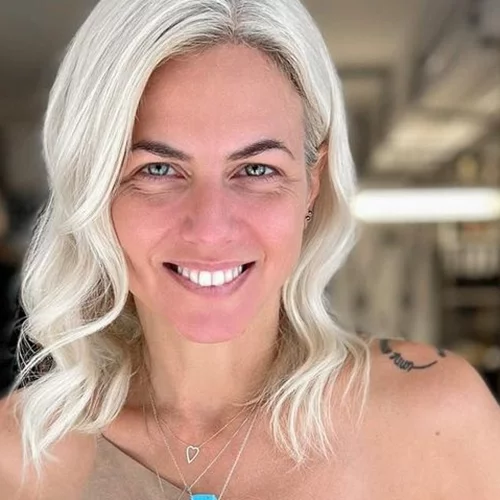 Η Χριστίνα Κοντοβά υιοθετεί το french bob καρέ λέγοντας "ναι" σε μία από τις μεγαλύτερες τάσεις της χρονιάς