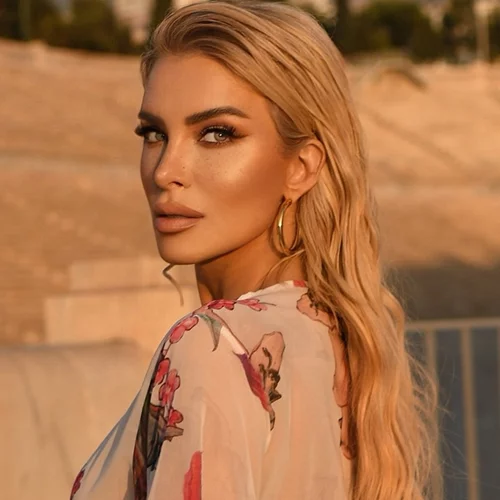 Η Κατερίνα Καινούργιου με blueberry milk nails, την τάση που λατρεύουμε να μισούμε