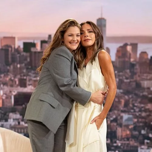 Victoria Beckham | Η καμπάνια της νέας συλλογής της με πρωταγωνίστρια την Drew Barrymore που προκάλεσε αντιδράσεις