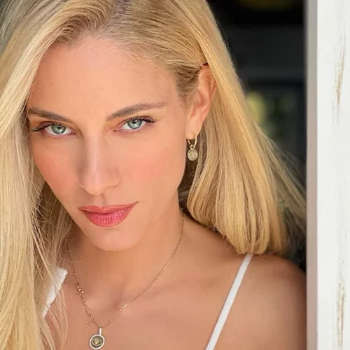 Who did it better? | Η Δούκισσα Νομικού και η Elsa Hosk έκαναν το ίδιο εντυπωσιακό updo