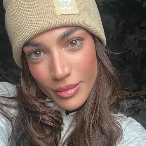 Η Ήβη Αδάμου με glazed donut nails, την πιο εντυπωσιακή εκδοχή των nude νυχιών