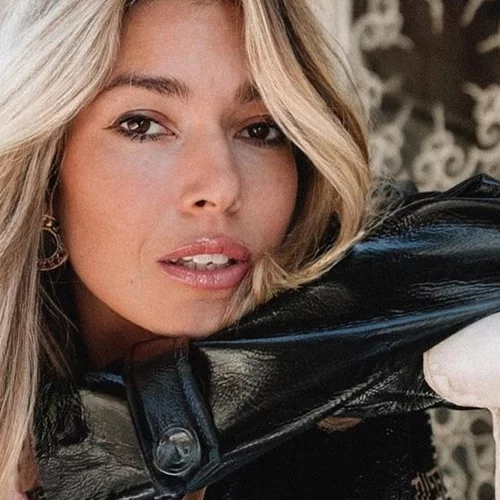 Comfy but make it fashion | Η Βάσια Κωσταρά προτείνει το απόλυτο look αεροδρομίου