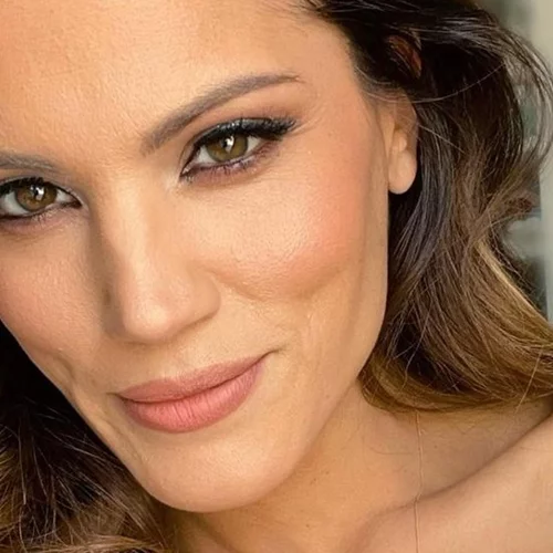 Η Μαίρη Συνατσάκη δεν αποχωρίζεται την τεσσάρων μηνών κόρη της ούτε όταν δουλεύει