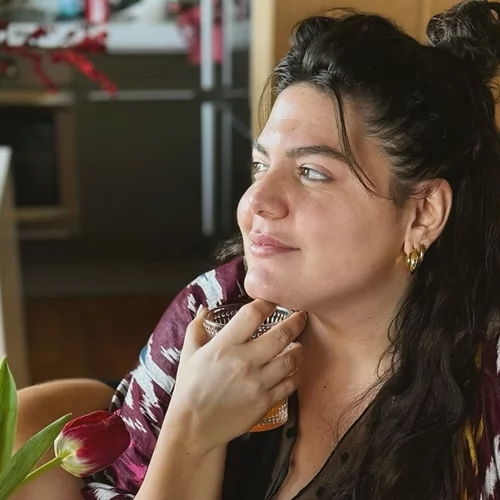 "Έχεις πολύ γούστο" | Η Δανάη Μπάρκα ποζάρει στην cozy τραπεζαρία του σπιτιού της