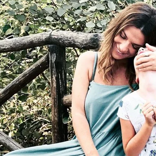 Η Βάσω Λασκαράκη μας δείχνει για πρώτη φορά το πρόσωπο της κόρης της - Η εκπληκτική ομοιότητά τους