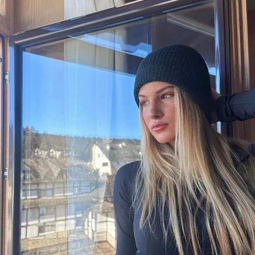 Η απόλυτη καλλονή | Η Άννα Μαρία Ίβιτς βολτάρει στο Λονδίνο ντυμένη στα λευκά