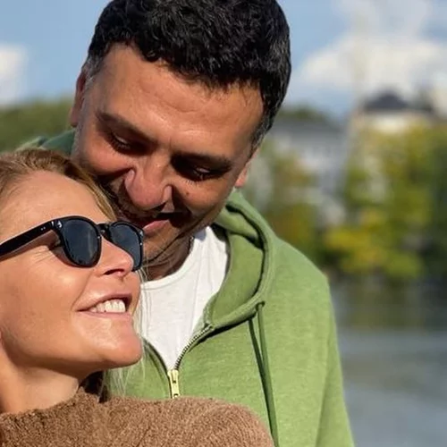 Τζένη Μπαλατσινού | Οι ευχές στον Βασίλη Κικίλια για τα γενέθλιά του και η throwback φωτογραφία με "άφρο" μαλλιά