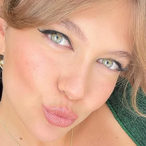 Η Κλέλια Ανδιολάτου έχει το πιο ατμοσφαιρικό και καλόγουστο σαλόνι που είδαμε τελευταία