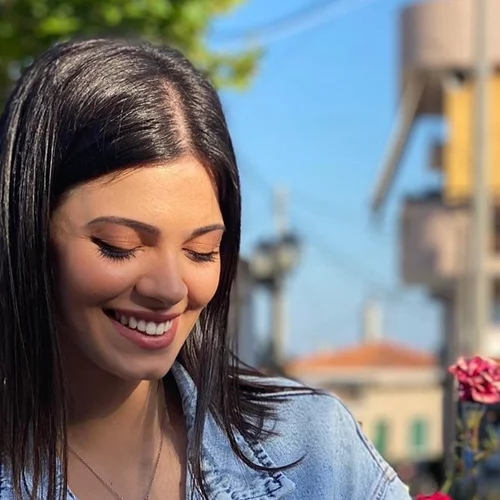 Τζένη Καζάκου | Η πανέμορφη ηθοποιός ποζάρει με τη μητέρα της, Τάνια Τρύπη, και η ομοιότητα είναι εντυπωσιακή