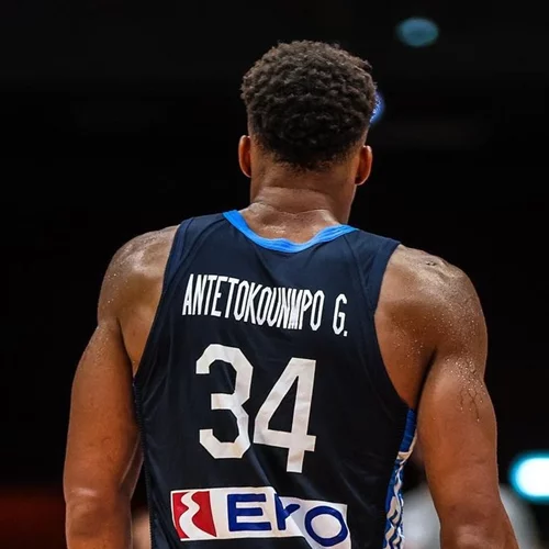 To viral video της ημέρας | Ο προπονητής της Εθνικής Ιταλίας όρμησε στην αγκαλιά του Γιάννη Αντετοκούνμπο