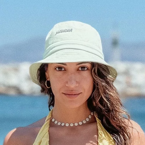 Eυγενία Σαμαρά | Σκαρφαλώνει στους φοίνικες και απολαμβάνει το ποτό της μέσα σε καρύδα