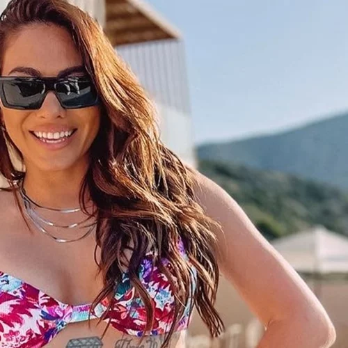 Χωρίς photoshop και φίλτρα | Η Ευρυδίκη Βαλαβάνη τολμά και μας δείχνει το σώμα της με μαγιό