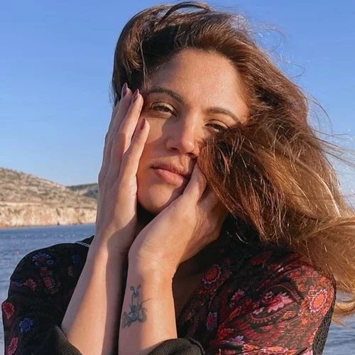 Μαίρη Συνατσάκη | Σε γυρίσματα σειράς αγκαλιά με την τεσσάρων μηνών κόρη της