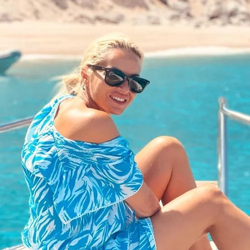 Η Μαρία Μπεκατώρου με το μπικίνι της στην Κίμωλο