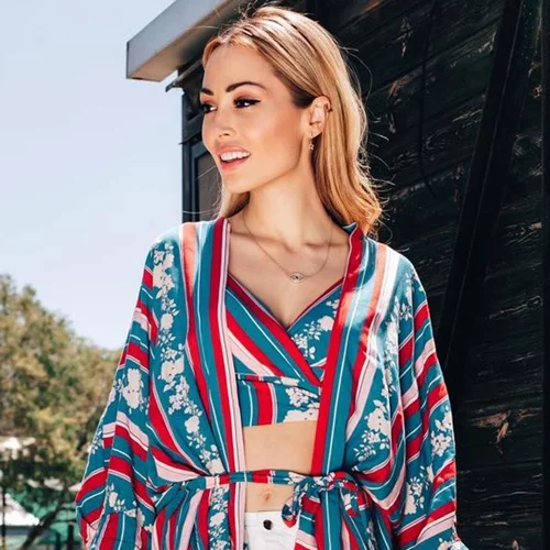 Κεφάλαιο ''Κιμονό'' | Το απαραίτητο πανωφόρι του καλοκαιριού το βρήκαμε στην Attrattivo και το φοράει η Ελένη Βουλγαράκη