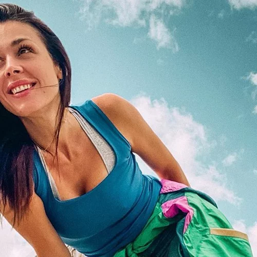 Η Ιωάννα Τριανταφυλλίδου στο απόλυτο καλοκαιρινό mood | Ποζάρει με μαγιό στον τεράστιο κήπο του πατρικού της σπιτιού