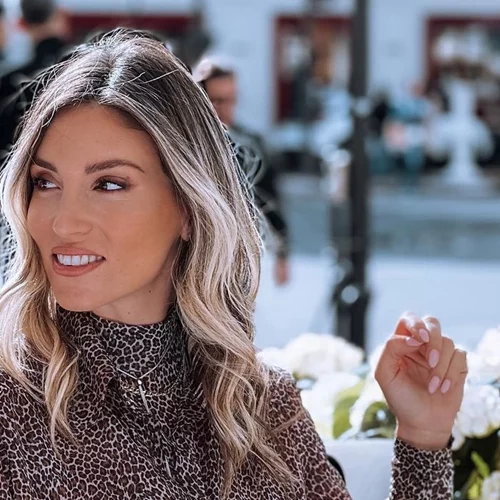 Πιο ξανθιά από ποτέ η Αθηνά Οικονομάκου | Το χρώμα μαλλιών που την ανανέωσε πλήρως