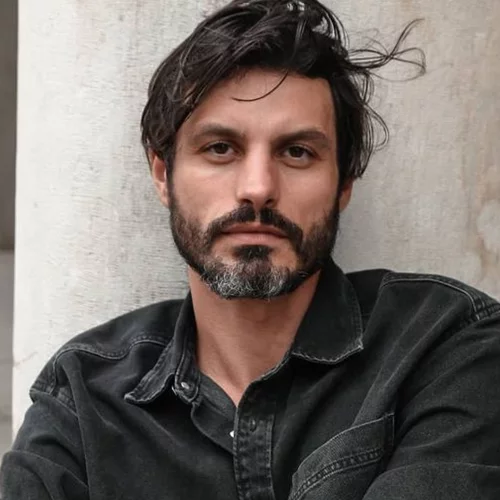 Αριστοτέλης Μπολοβίνος  | Αυτός είναι ο μελαχρινός και άκρως γοητευτικός ιατροδικαστής του "IQ 160"