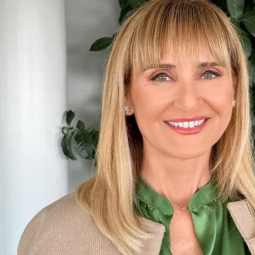 Η Μάρα Ζαχαρέα ποζάρει με mini, λιλά καφτάνι δίπλα στη θάλασσα