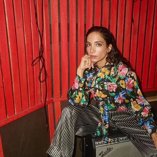 Το σαλόνι της Νάντιας Ράπτη είναι του ονείρου | Τα πολύχρωμα λουλούδια έρχονται σε αντίθεση με τα "ήσυχα" έπιπλα