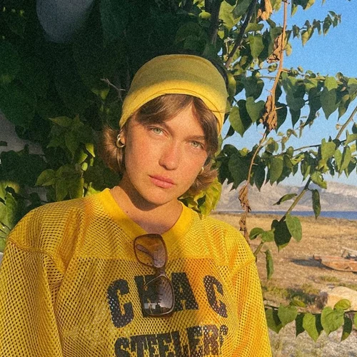 Κλέλια Ανδριολάτου | Αγνώριστη, με κατακόκκινα μακριά μαλλιά ποζάρει στους δρόμους της Αθήνας