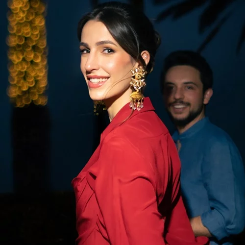 Πριγκίπισσα Rajwa της Ιορδανίας | Το φόρεμα Ελληνίδας σχεδιάστριας που φόρεσε κατά την έξοδό της από το μαιευτήριο