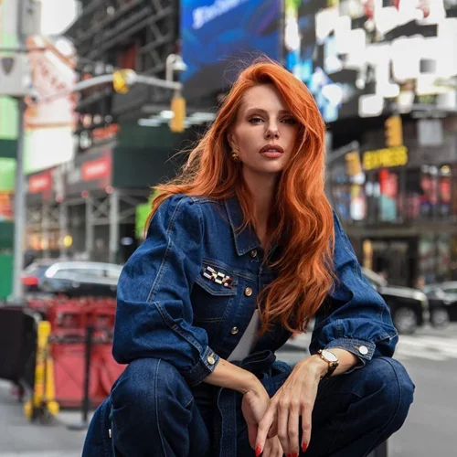 Με sneakers, loafers ή ψηλοτάκουνα | Η Έβελυν Καζαντζόγλου φόρεσε το παντελόνι που ταιριάζει με τα πάντα