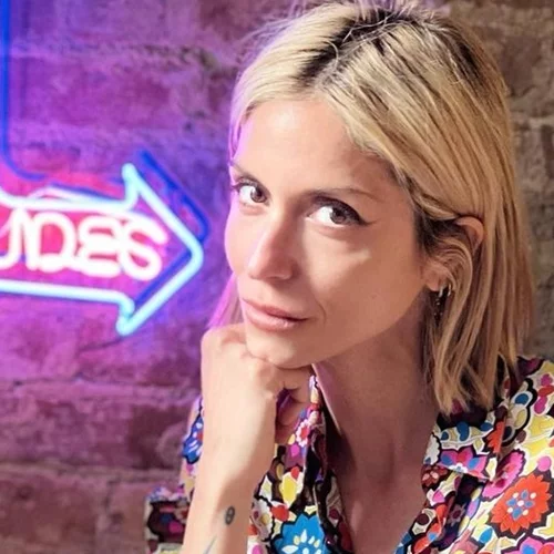 Η Σοφία Καρβέλα απογειώνει το mix & match | Τα φούξια εκκεντρικά γυαλιά και το animal print μπικίνι