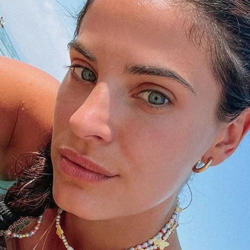 Χριστίνα Μπόμπα | Βόλτα στα σοκάκια της Μυκόνου μαζί με τον μπαμπά και τις δίδυμες κόρες της